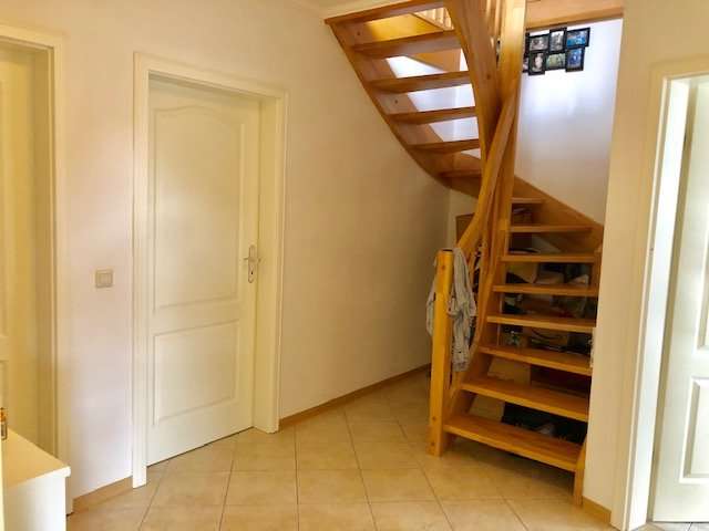 2 Etagen, Einbauk&uuml;che, Balkon, PKW-Stellplatz - was will man mehr ?
